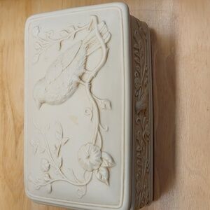 Porcelain sparrow Bird Music Trinket Jewelry box Ivory Embossed Velvet lined